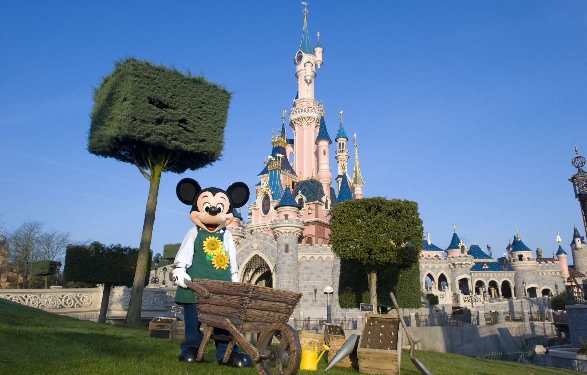 Disneyland park. Парк Уолт Дисней в Париже без людей. Диснейленд Париж без людей. Disneyland Париж Disney памятник. Франция Диснейленд Микки Маус.