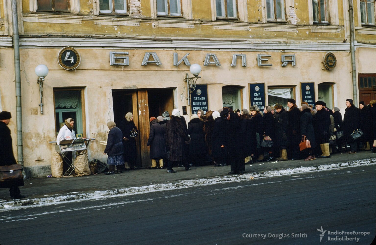 Очередь в театр. Мартин Манхофф архив СССР. Москва 1950х Мартина Манхофф. Архив Мартина Манхоффа. Американский майор Мартин Манхофф.