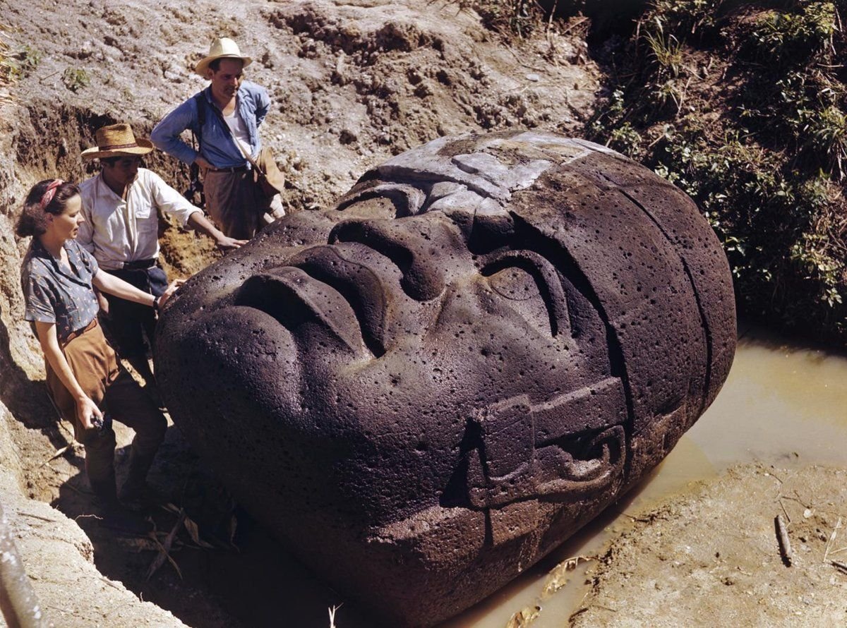 Земля больших людей. Каменные головы ольмеков раскопки. Ольмекские головы Мексика. Каменные головы Табаско. Огромные каменные головы ольмеков.