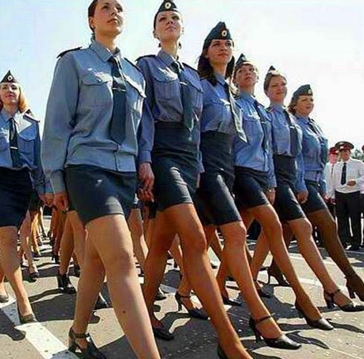 Женщины военные в юбках