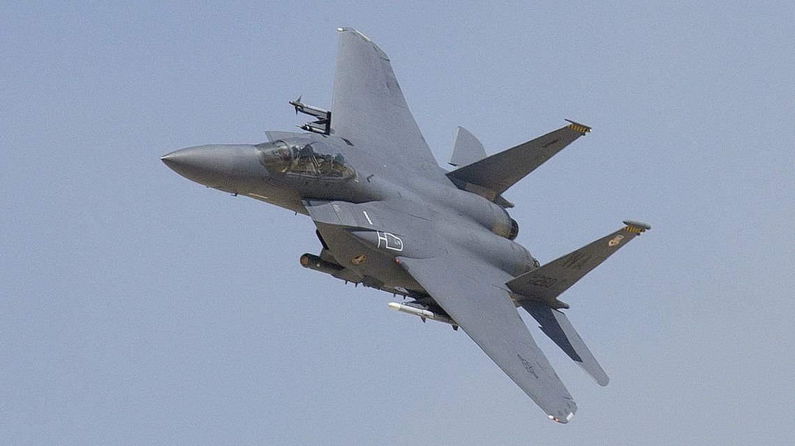 F-15 Eagle совершает проход на высокой скоростью над полигоном в Неваде, 2005 год. Фото: commons.wikimedia.org