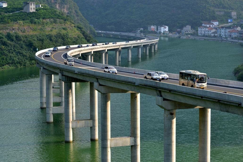 Мост вдоль реки в китае