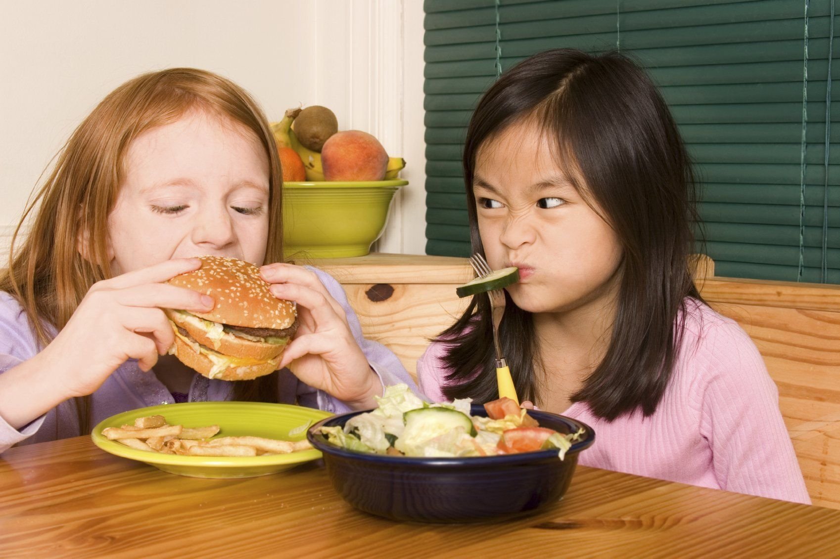 Люди едят детей. Питание детей. Подростки и еда. Правильное питание для детей. Здоровое питание для подростков.