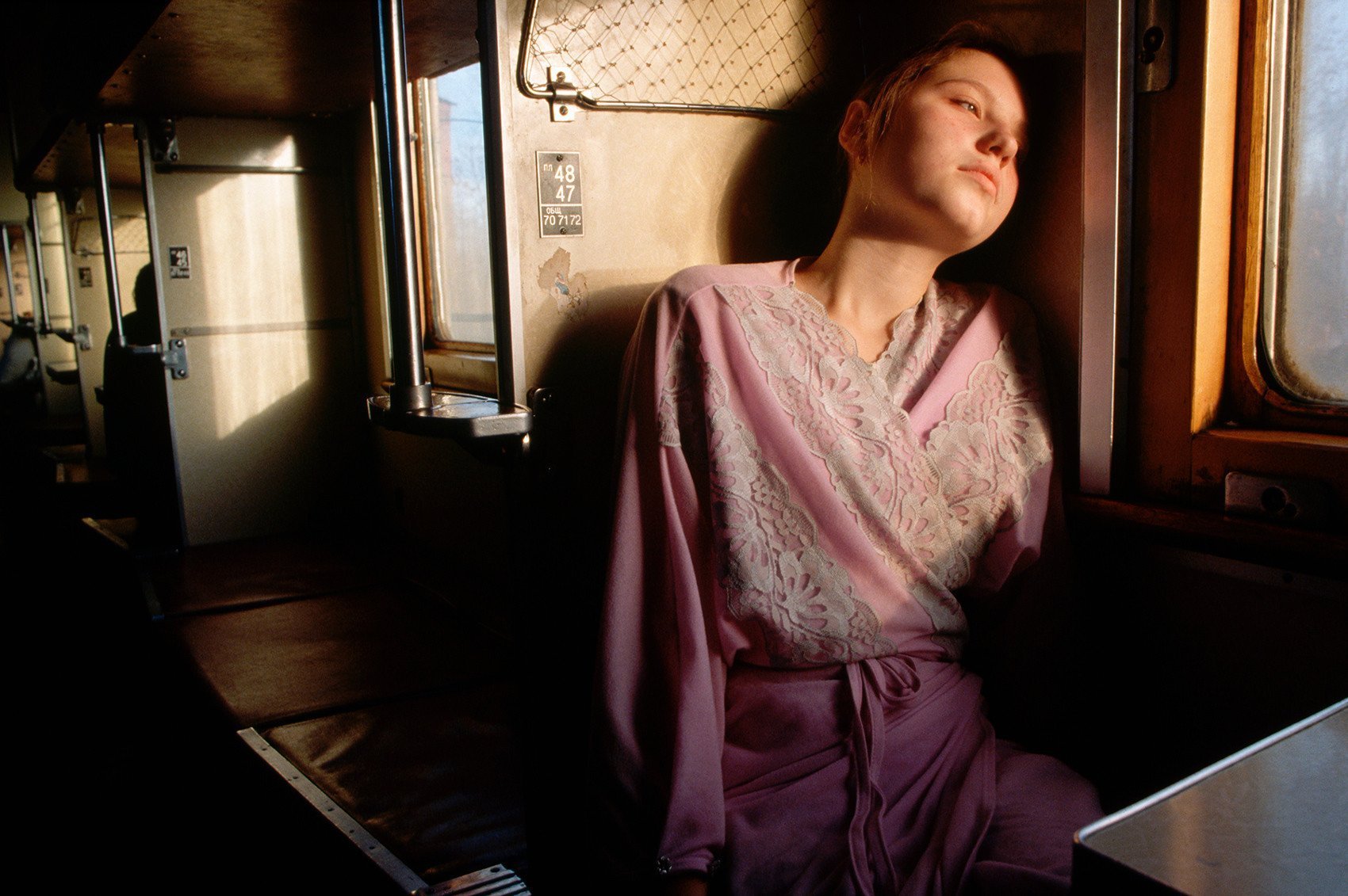 Женщина в купе поезда. Плацкарт 1940. Красивые девушки в поезде. Девушка в вагоне поезда. Старый плацкартный вагон.