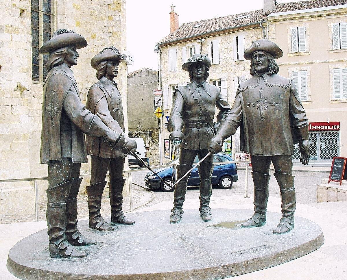 Памятник мушкетерам в Гаскони