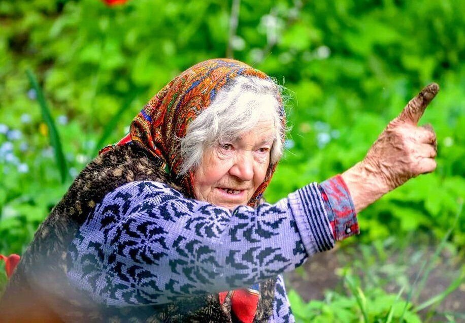 Бабка 3 видео. Бабушка на даче. Пенсионерка на даче. Пенсионеры в огороде. Бабушка в огороде.