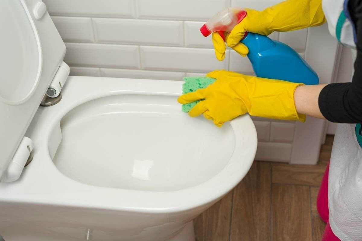 Чем можно отмыть унитаз. Чистый туалет. Чистота в санузле. Мыть унитаз. Деликатная уборка унитазов.