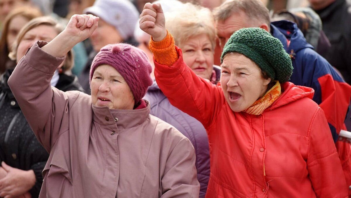 Бабушку толпой. Митинг пенсионеров. Бабки на митинге. Бабушки на митингах и демонстрациях. Картинки пенсионеры на митинге.