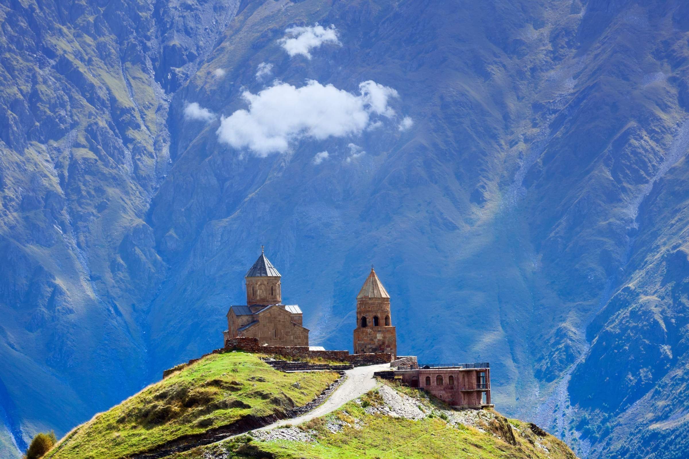 Georgia. Гергети Церковь Святой Троицы. Гергетская Церковь Грузия. Троицкая Церковь в Гергети Грузия. Степанцминда храм Святой Троицы.