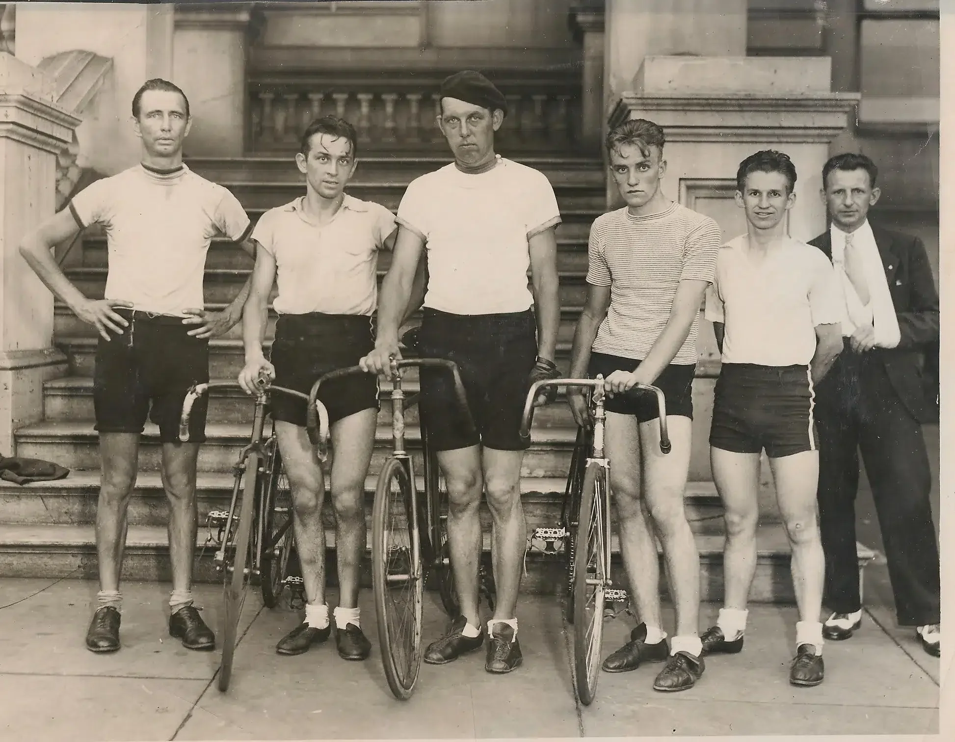 Первый спорт. Спортивный стиль 1930. Спортивный стиль 19-20 века. Спортивная форма двадцатого века. Старая спортивная форма.