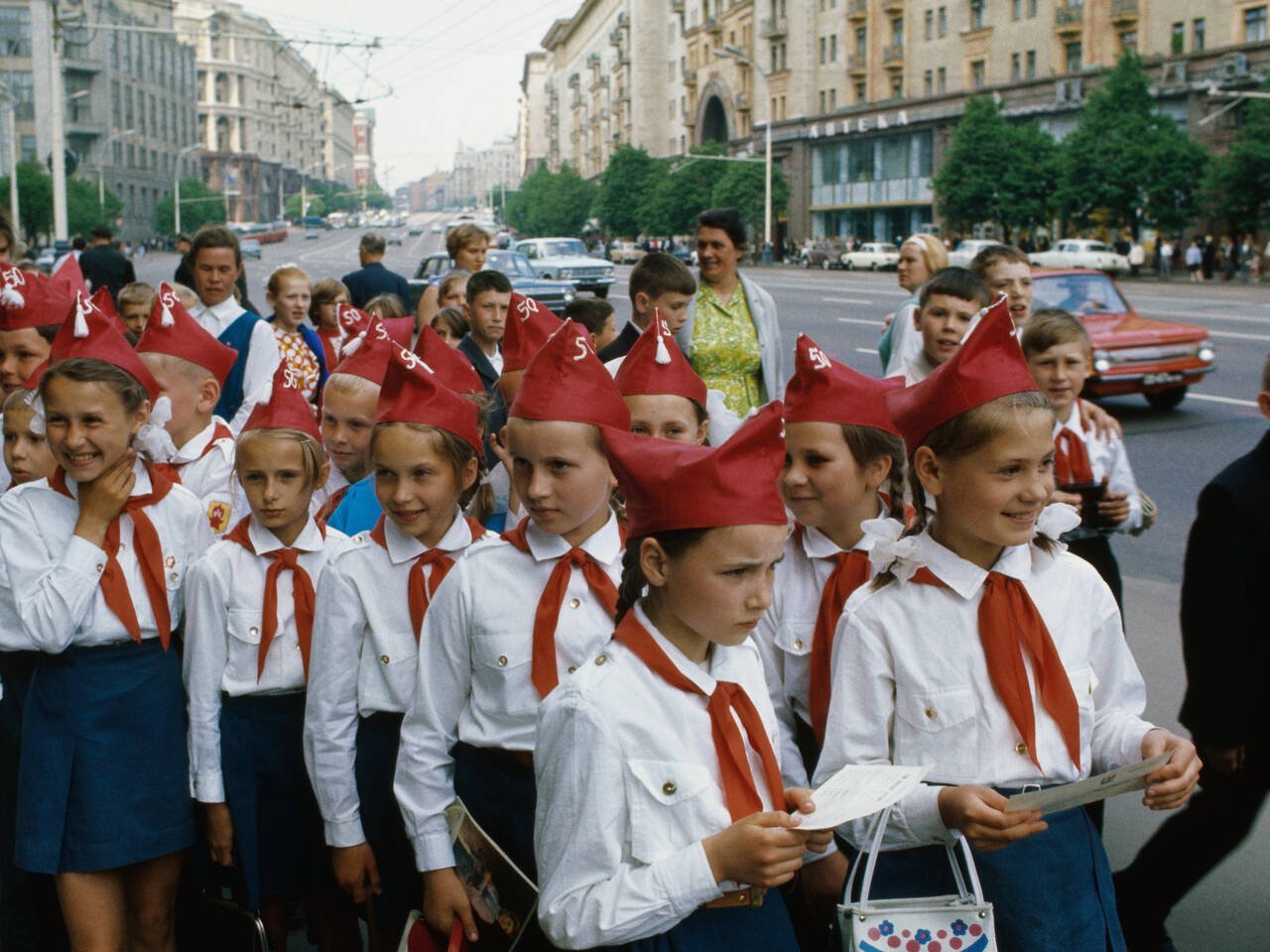 Дети в пионерских галстуках