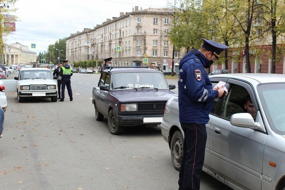 Обыск машины сотрудниками гибдд