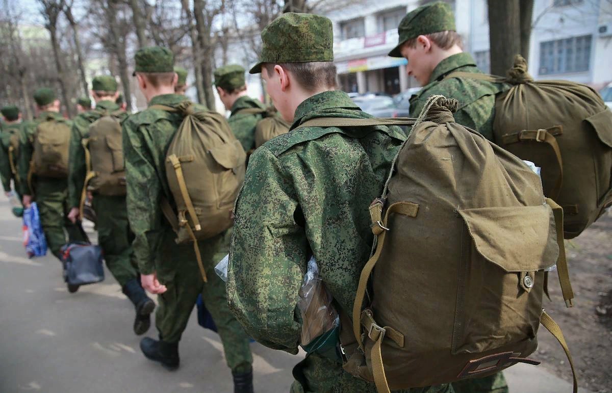 Не прошедший военную службу. Весенний призыв. Призыв на военную службу. Вещмешок солдата. Военная служба по призыву.