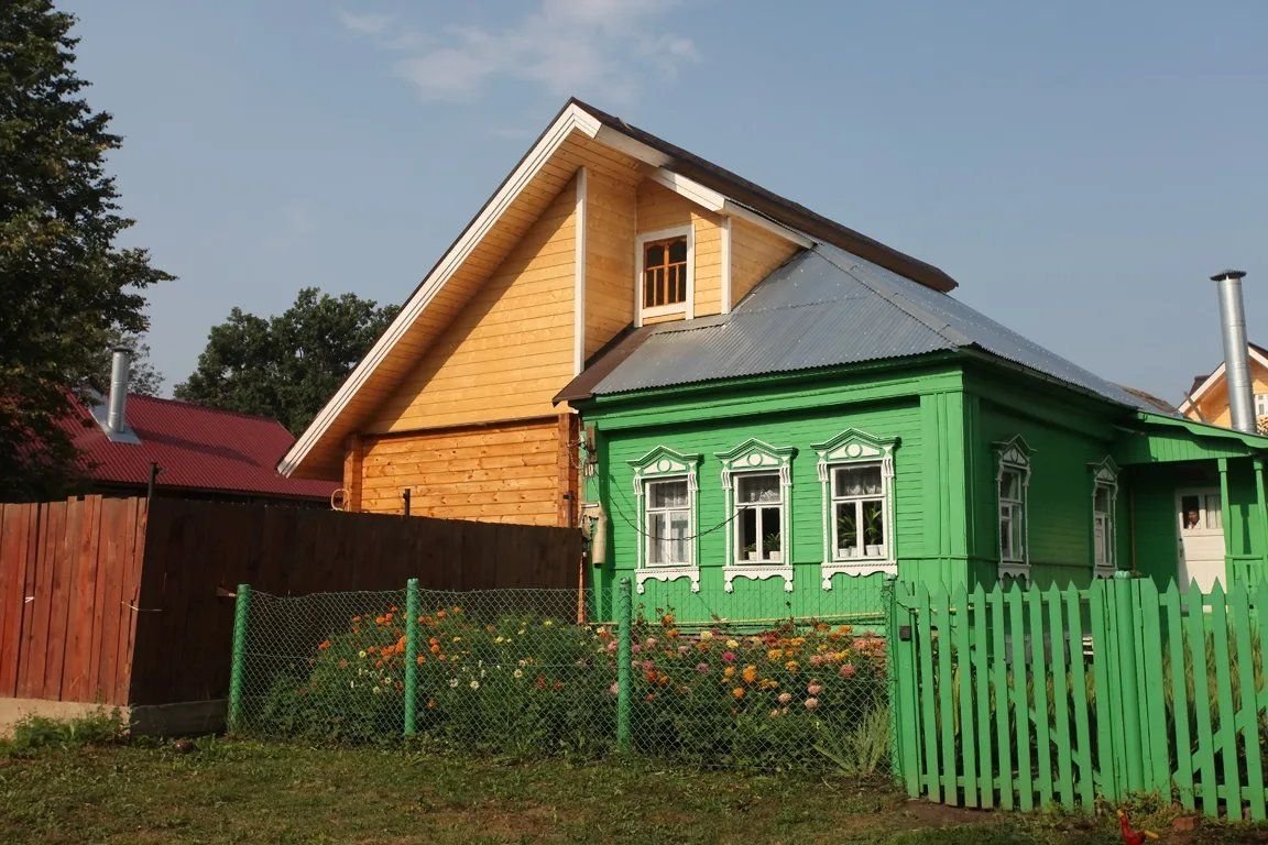 деревенский дом на две семьи. двухквартирный дом в деревне. дом пополам с соседями. дом на половину. реконструкция половины дома на двух хозяев.