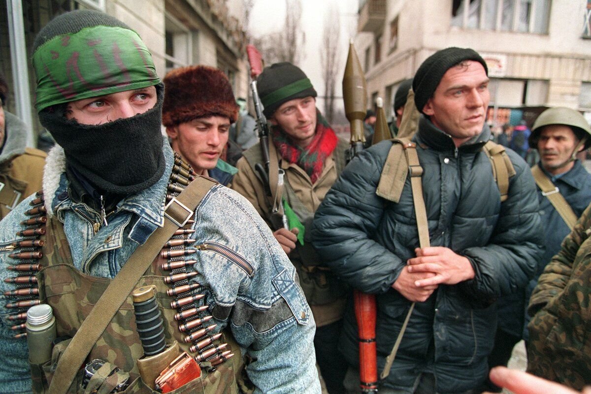 Ичкерия это что за страна. Чечня солдат 1995 Грозный боевики. Чеченские боевики Грозный 1995. Чеченские солдаты 1995 Ичкерия. Боец Чеченской Республики Ичкерия 1994.