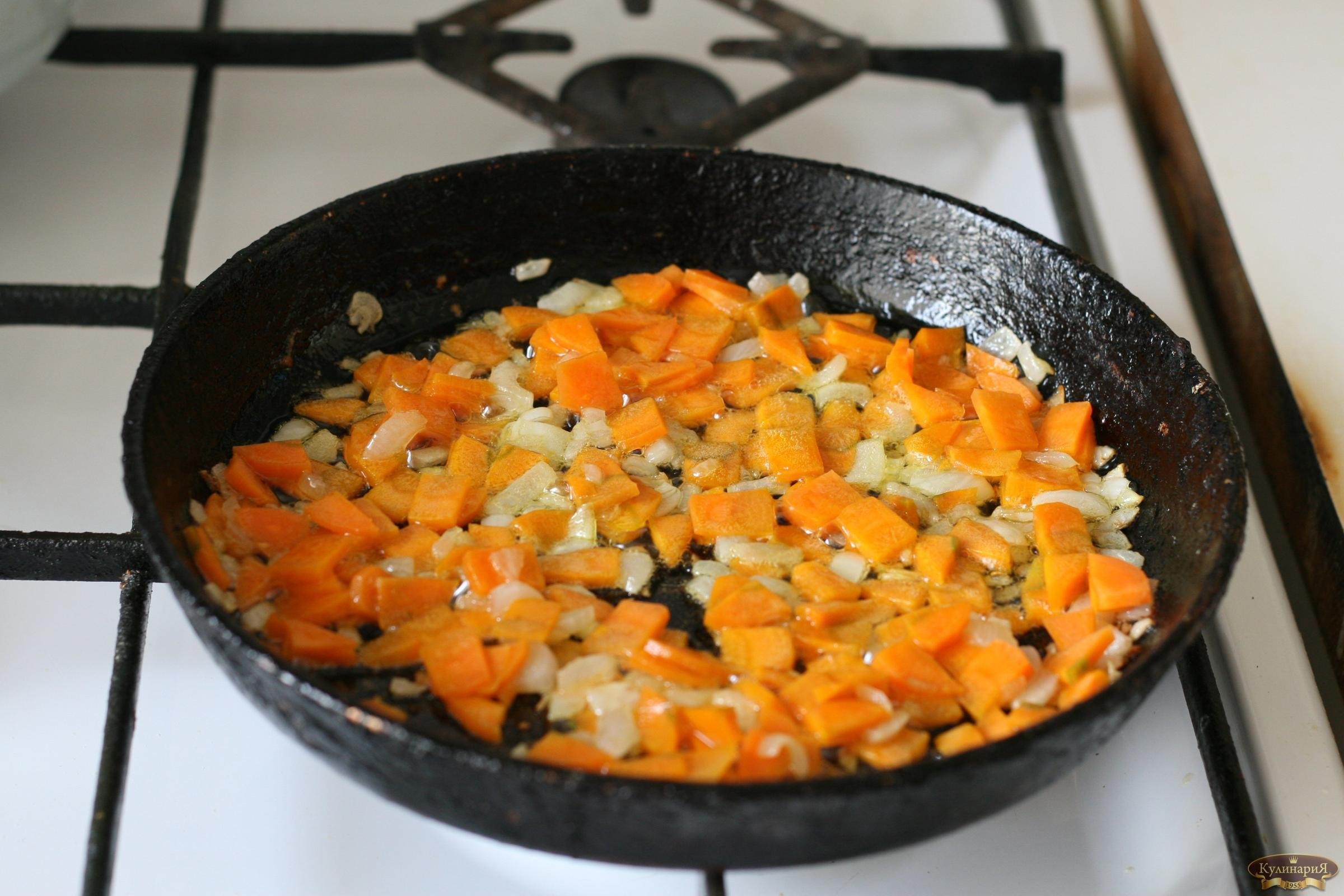 Пассировка это. Пассерование лука и моркови. Морковь и лук пассеруют. Обжарить лук и морковь. Обжариваем лук и морковь на сковороде.