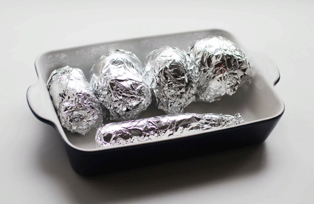 Запекание в фольге в мультиварке. Сыр в фольге с плесенью в фольге в гипермагнит. Запекать мясо в целлофановом кульке. Можно ли варить в фольге. Можно ли варить в фольге.