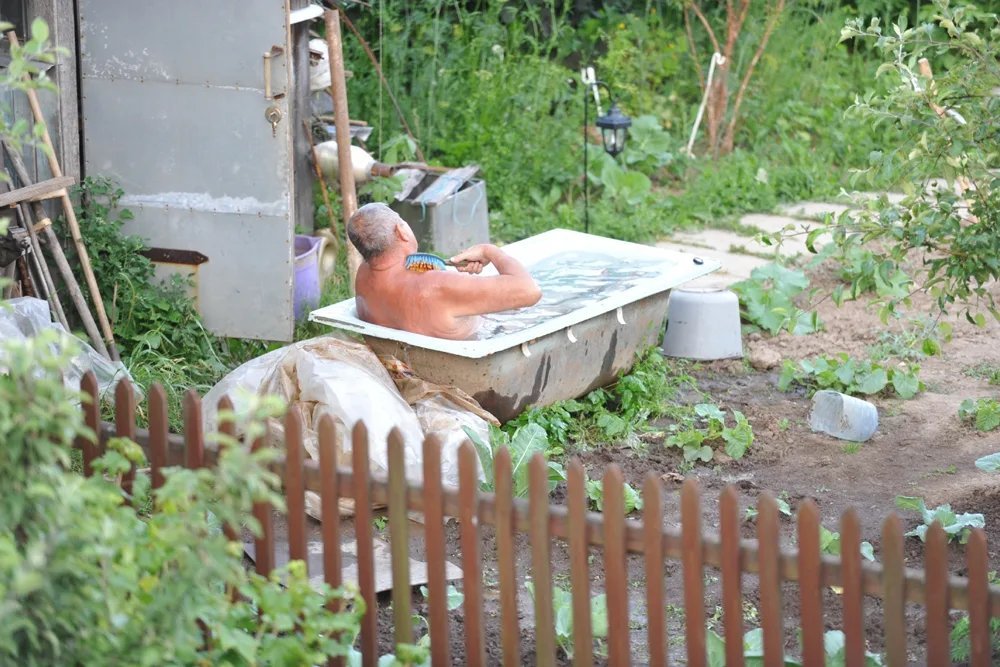 Мужчина на даче. Сломанный забор. Моя соседка по даче. Соседка на участке. Женщины большие на даче.