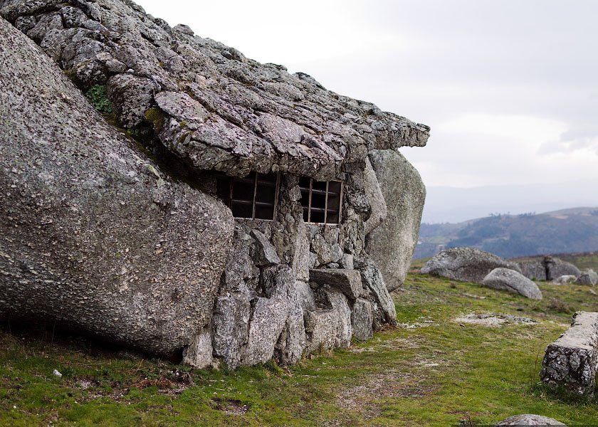 Гора на которой стоял дом была. Каменный дом, гора Фафе, Португалия.. Каменный дом/casa do Penedo (Португалия). Каменный дом в Португалии внутри. Дом камень Фаффи Португалия.