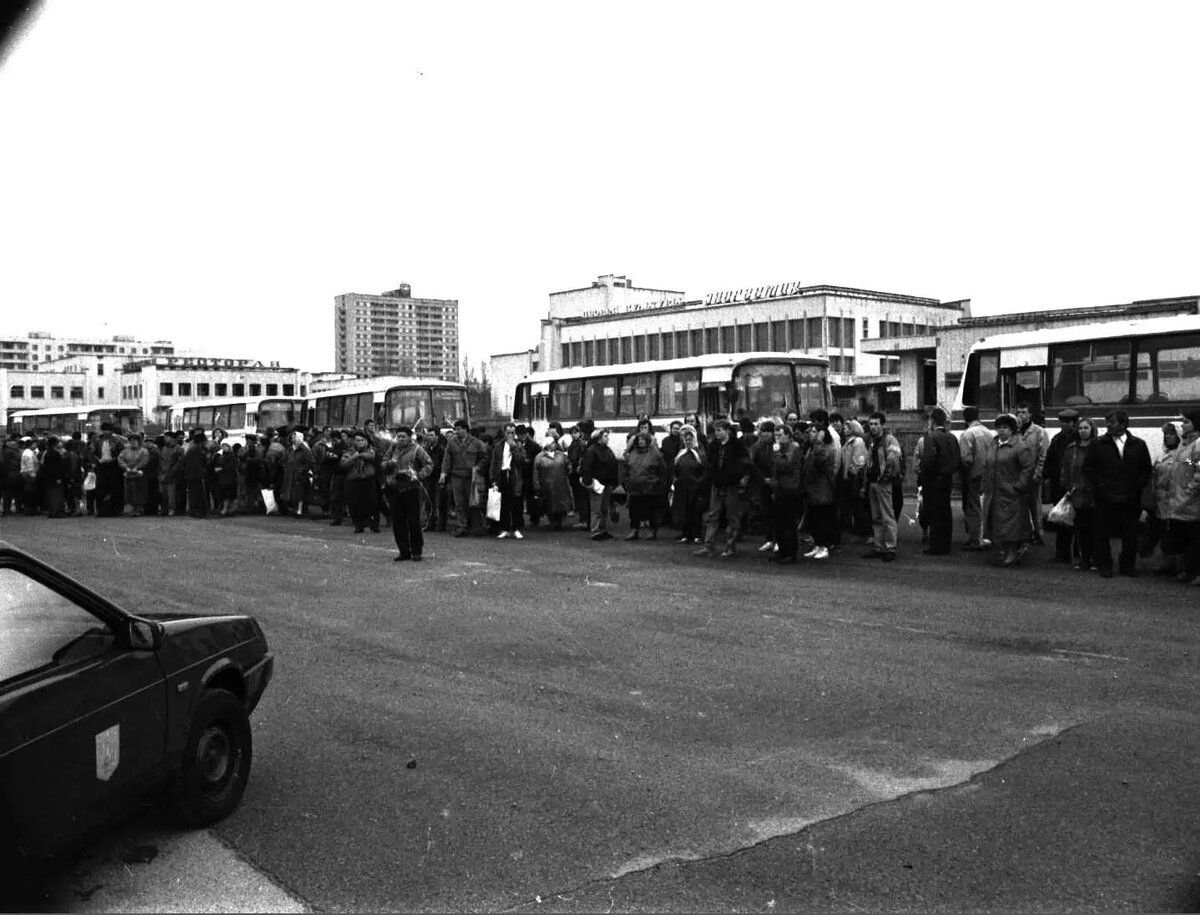 Город припять эвакуация. Припять эвакуация людей 1986. Припять 1986 год эвакуация. Эвакуация города Припять 27 апреля 1986. Припять население на 1986.