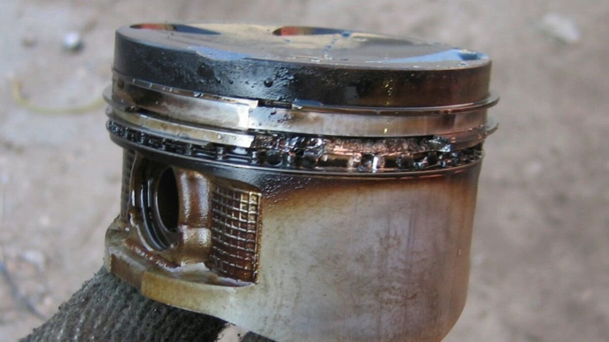 Поршневой палец приора 16 клапанов. Поршни дизеля типа 10д100 изготовлениаабт тз. Выход поршня из блока дизель hw. Перекладка поршней. Перегретый поршень.