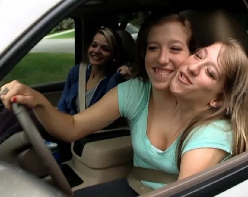 2 головы плохо. Хенсел сестры сиамские близняшки. Хенсель эбби и бриттани хенсел 2022. Сиамские близняшки хенсель. 2 головы плохо.