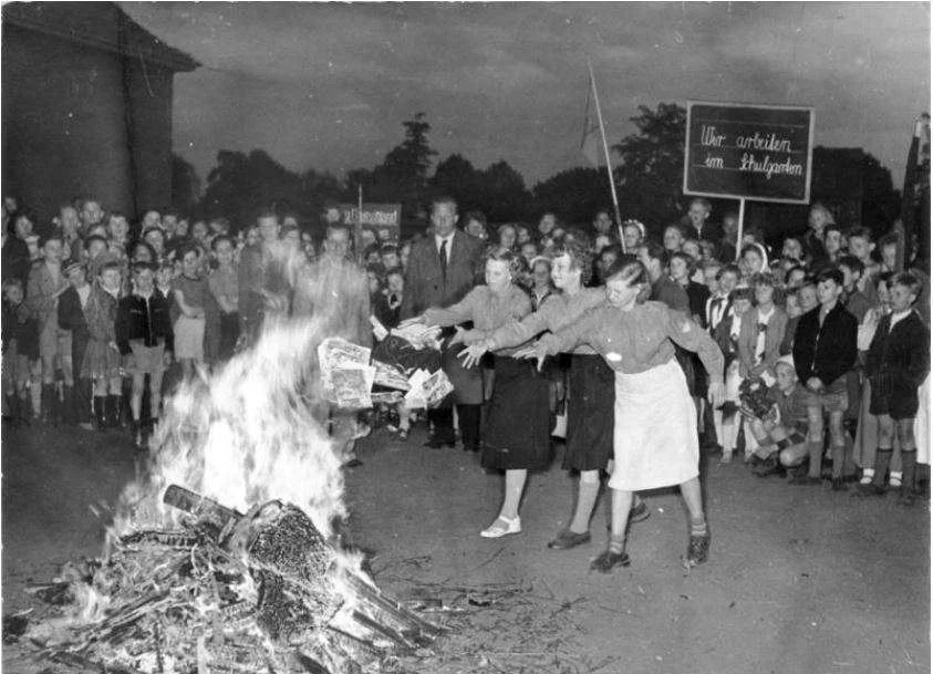 Можно сжечь старые фотографии