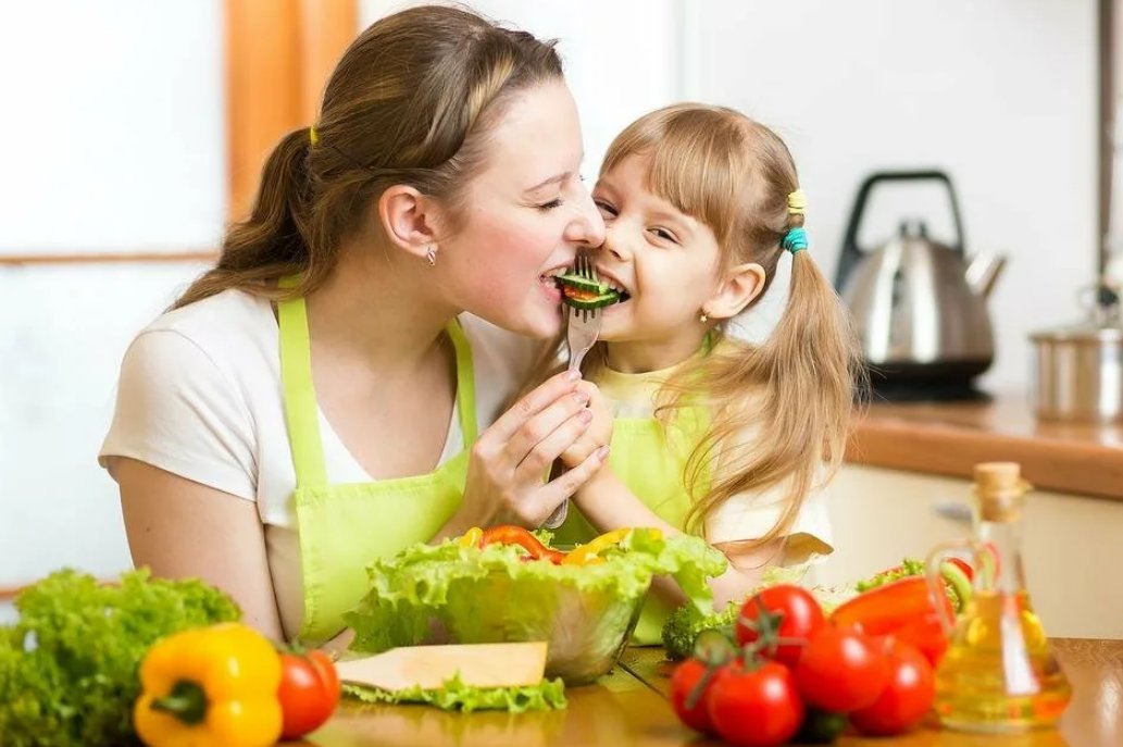 Ешьте вкусно и полезно. Еда для детей. Здоровое питание. Здоровое питание для детей. Мама ребенок здоровое питание.