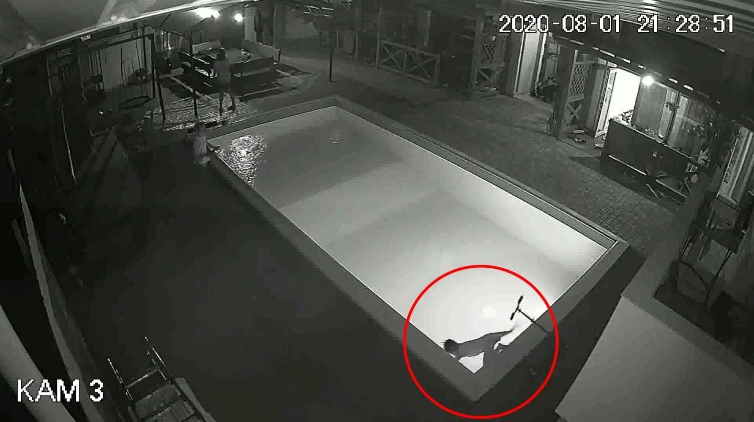Мальчик тонет в бассейне