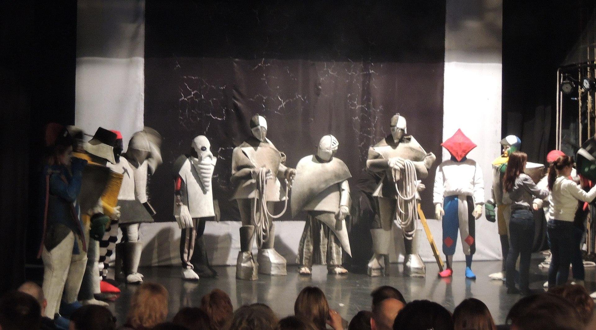 Спектакли о великой отечественной войне. Спектакль хэнзэ ногоок кижинга. Опера победа над солнцем малевич. Балет кострома домой с победой. Победа над солнцем малевич.