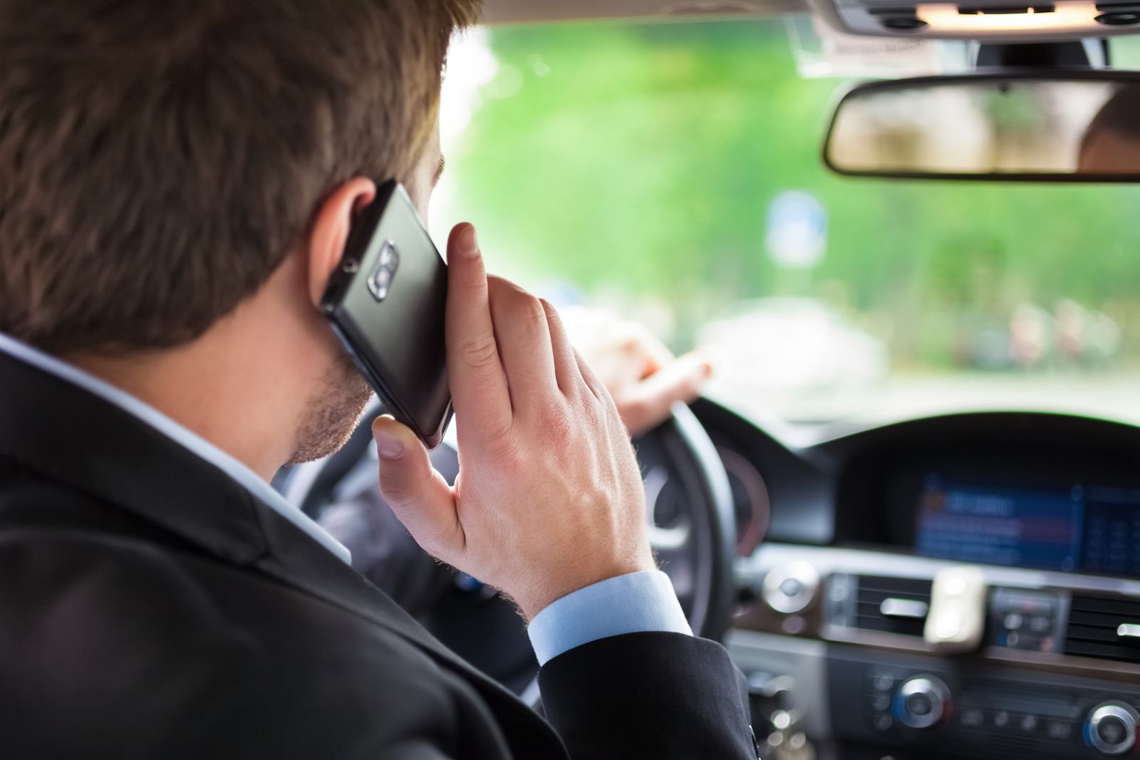 Зачем хитрые водители держат в машине разбитый телефон