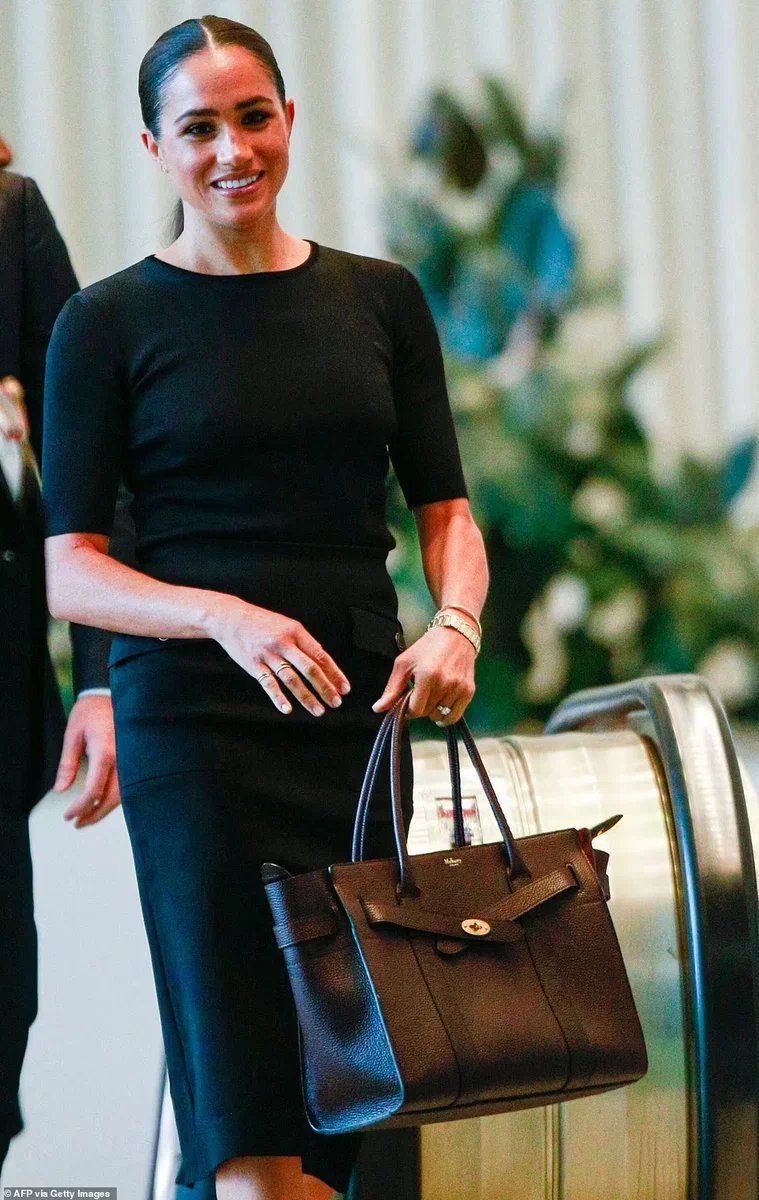 Дзен меган. Meghan Markle News. Megan Markle Office look.