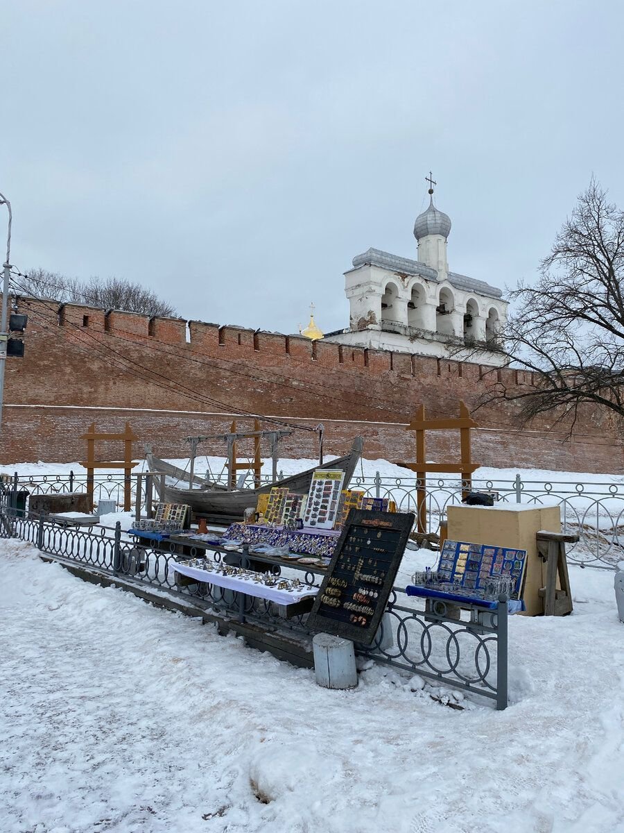 У ворот домов несмотря на раннее утро толпился народ