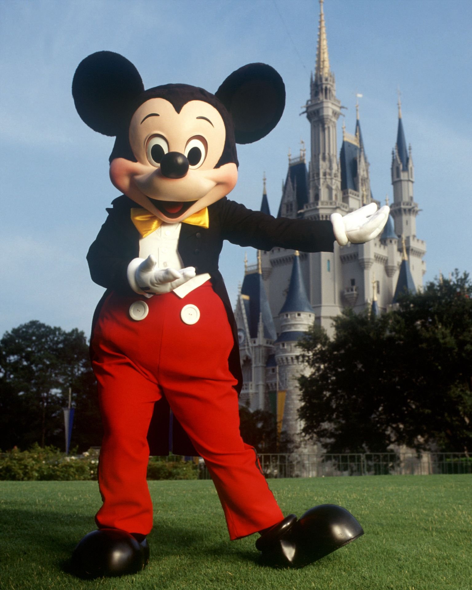 Уолт дисней микки. Микки Маус Disneyland. Уолт Дисней и Микки Маус. Уолт Дисней Диснейленд. The Walt Disney Company Микки.