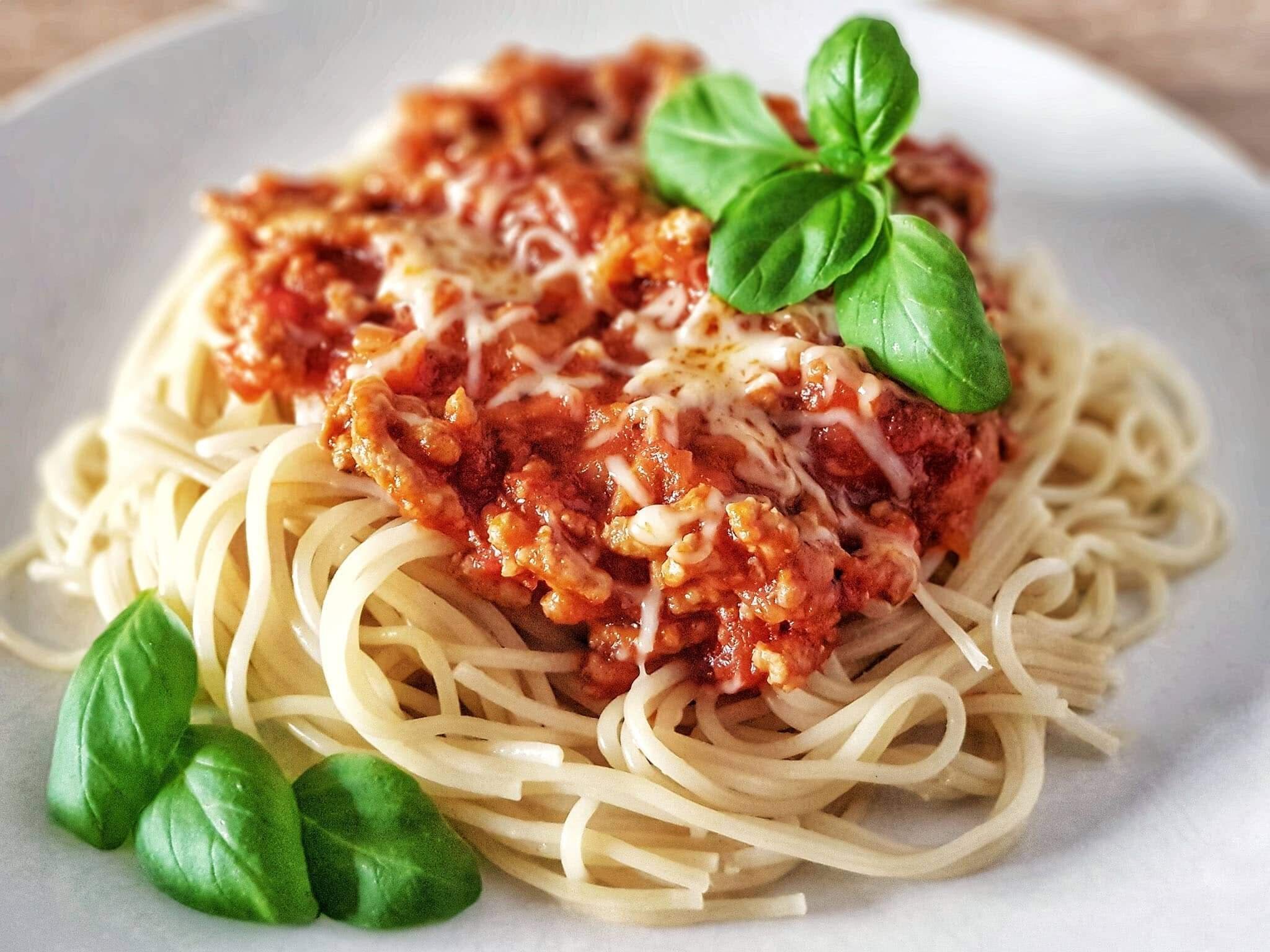 Паста с курицей сыром и помидором. Spaghetti bolognese. Паста для пасты болоньезе. Джемелли болоньезе. Паста болоньезе 300x300.