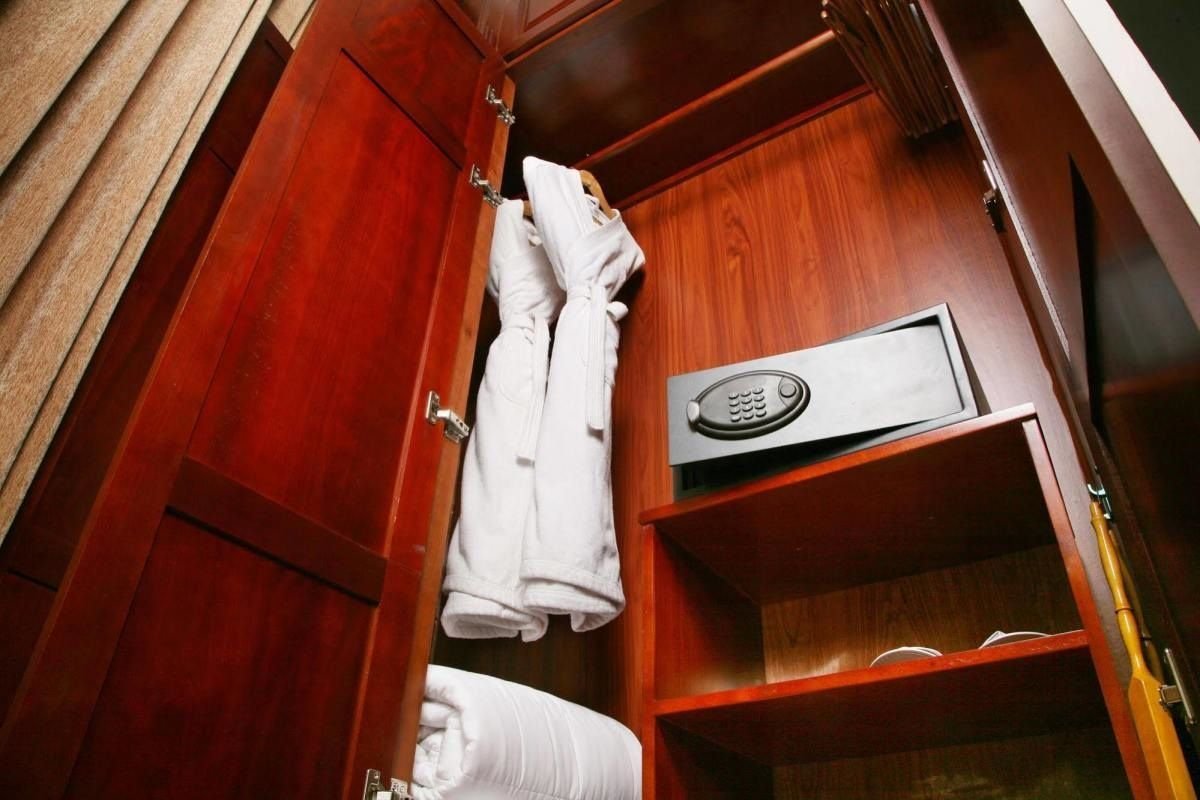 сейф для отеля. сейф гостиничный в шкафу. сейф в номере отеля. комната хранения багажа в гостинице. сейфовые ячейки для гостиниц.