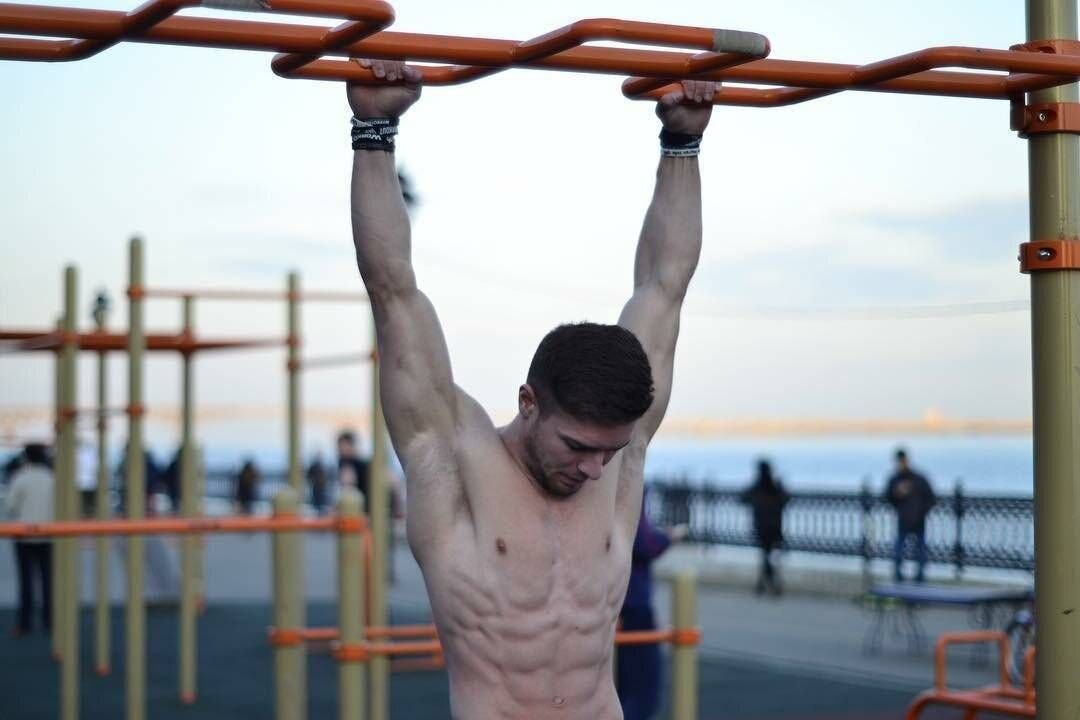 вис на турнике. девушка подтягивается. подтягивания (pull-ups):. подтягивание на перекладине. вис обратным хватом на турнике.