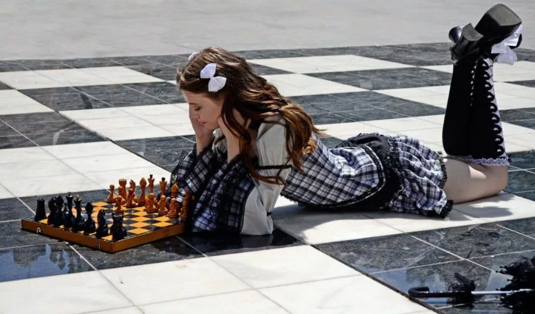 На шахматной доске поставили 5. Девушка на шахматной доске. Фотосессия на шахматной доске. Женщина Королева на шахматной доске.