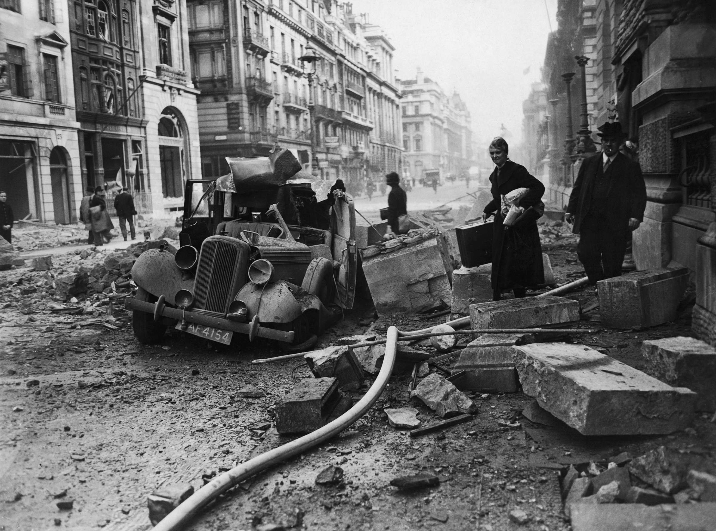 После второй мировой вошла в. Бомбардировка Лондона 1940. Блиц Лондон 1940. Лондон после бомбежки 1940. Англия 1940.