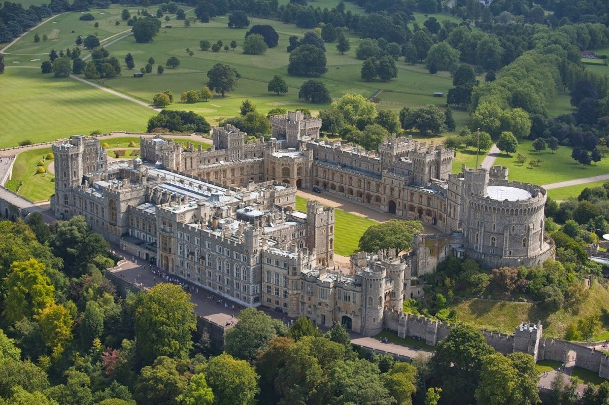 Windsor castle england. Капелла Виндзорского замка вид сверху. Деревянный Виндзорский замок. Арчи Маунтбеттен-Виндзор. Замки Вильгельма в Йорке.