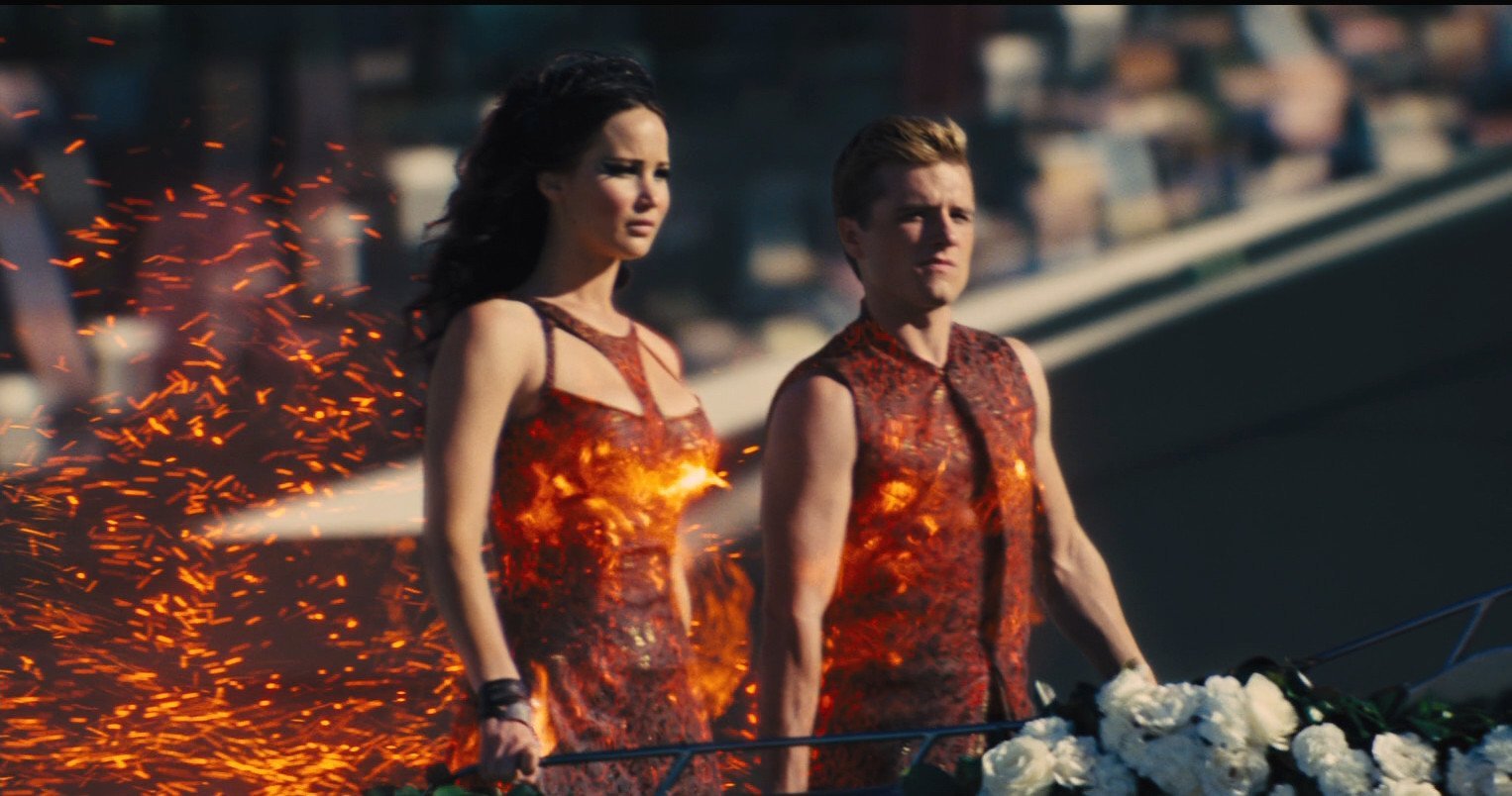 Играю 1 огонь. Китнисс Эвердин в горящем платье. Китнисс Эвердин в огне.