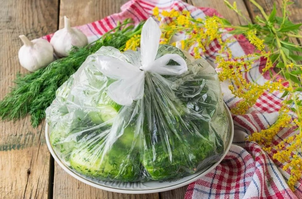 малосольные огурцы в пакете. малосольные огурчики быстрого приготовления. быстрые малосольные огурцы в пакете с чесноком и укропом. быстрые малосольные огурчики в пакете. быстрые малосольные огурчики в пакете.