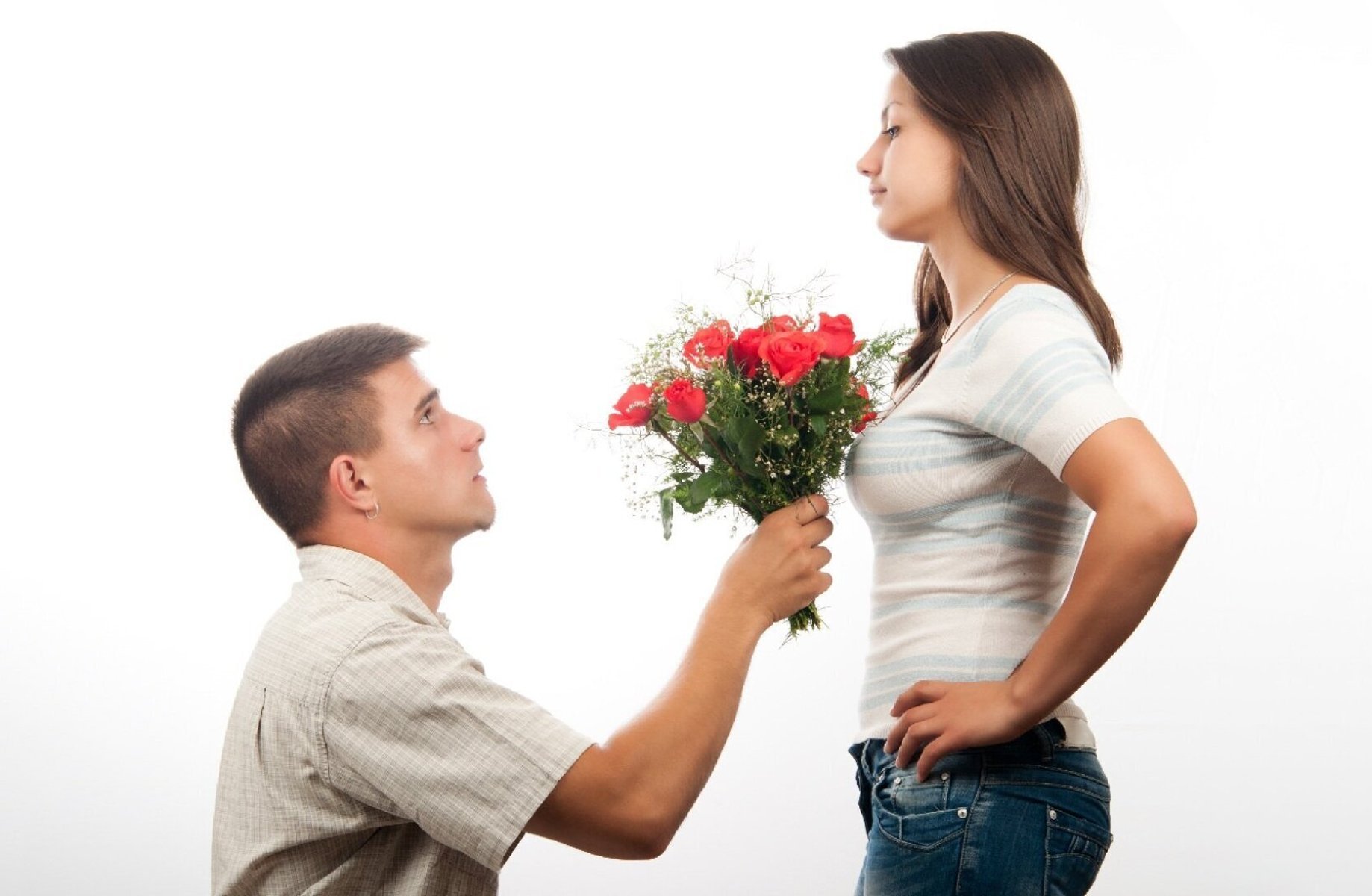 Жена возвращает мужа. Парень даритдеаушке цветы. Парень дарит девушке цветы. Девушке дарят цветы. Мужчина дарит цветы женщине.
