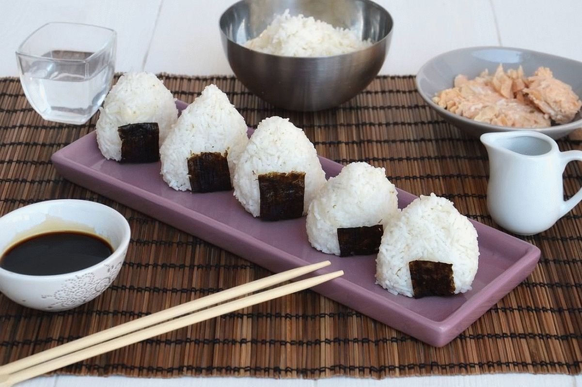 Онигири треугольник в нори. Инигири. Японские онигири. Онигири. Онигири фуджи.