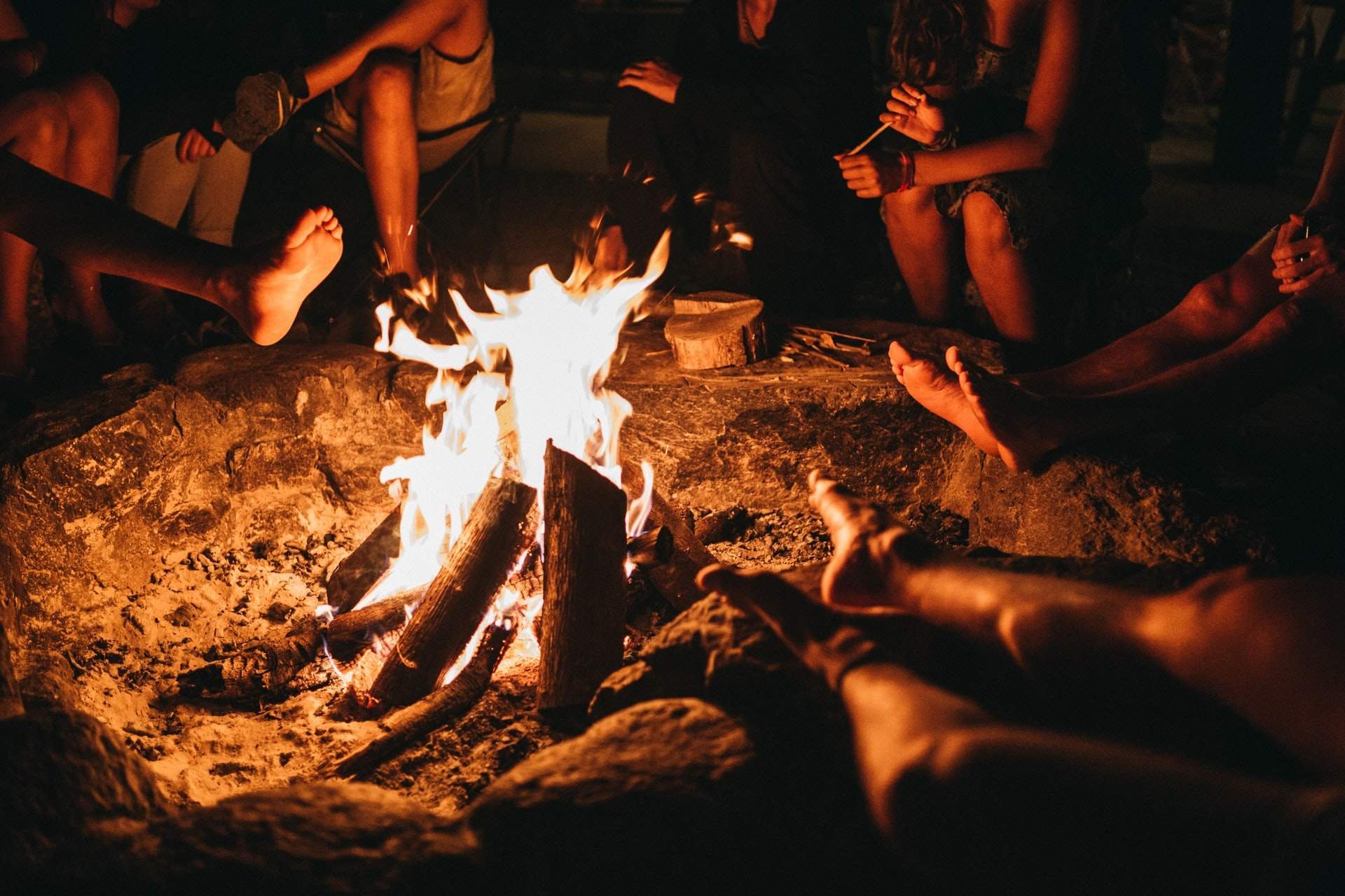 Огонь всегда живет. Fire and Bonfire Lighting. Bonfire people. Август,пятница на природе.