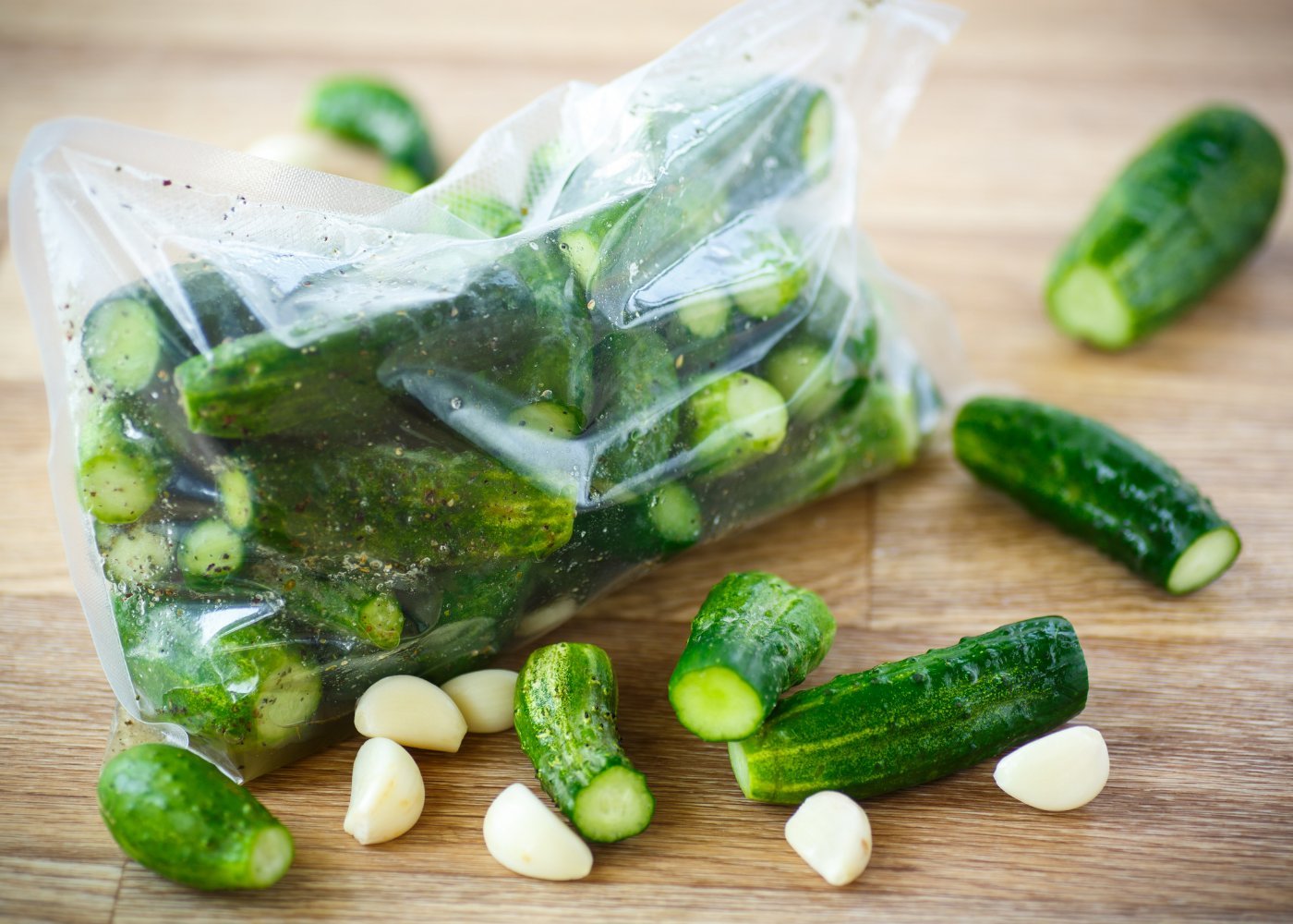 Огурцы на зиму заморозка. Огурцы бочковые в вакууме. Свежие огурцы на зиму в морозилке. Заморозка свежих огурцов. Заморозка овощей для окрошки на зиму.