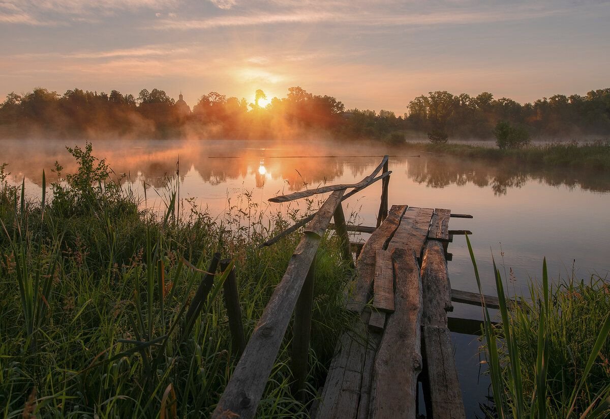 Русское утро картинка. Река Вель утро деревня. Утро в деревне. Рассвет в деревне. Рассвет над рекой.