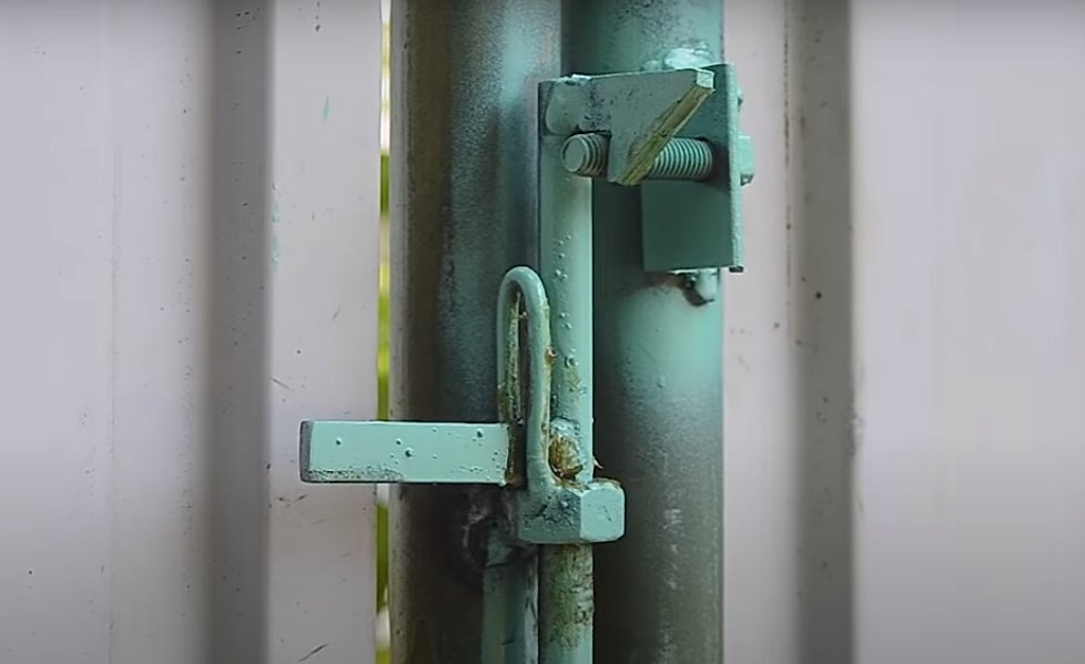 Запоры на дверях должны обеспечивать. Замки на дверях эвакуационных выходов. Запоры на дверях эвакуационных выходов. Запоры на дверях должны обеспечивать. Противопожарная ручка антипаника.