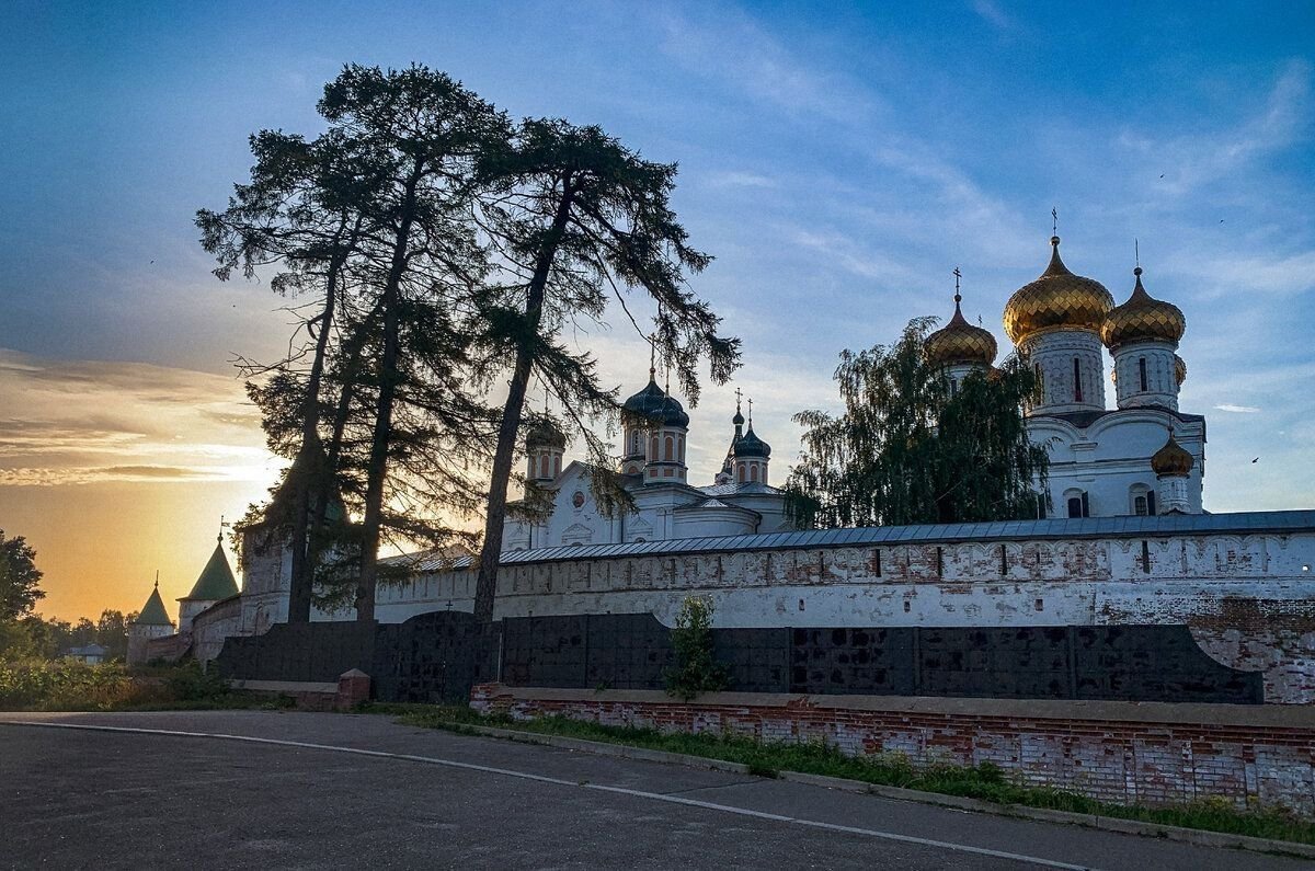 Кострома интересное о городе. Ипатьевский монастырь Кострома 1590 год. Ипатьевский монастырь Кострома усыпальница Годуновых. Кострома золотое кольцо. Ипатьевский монастырь закат.