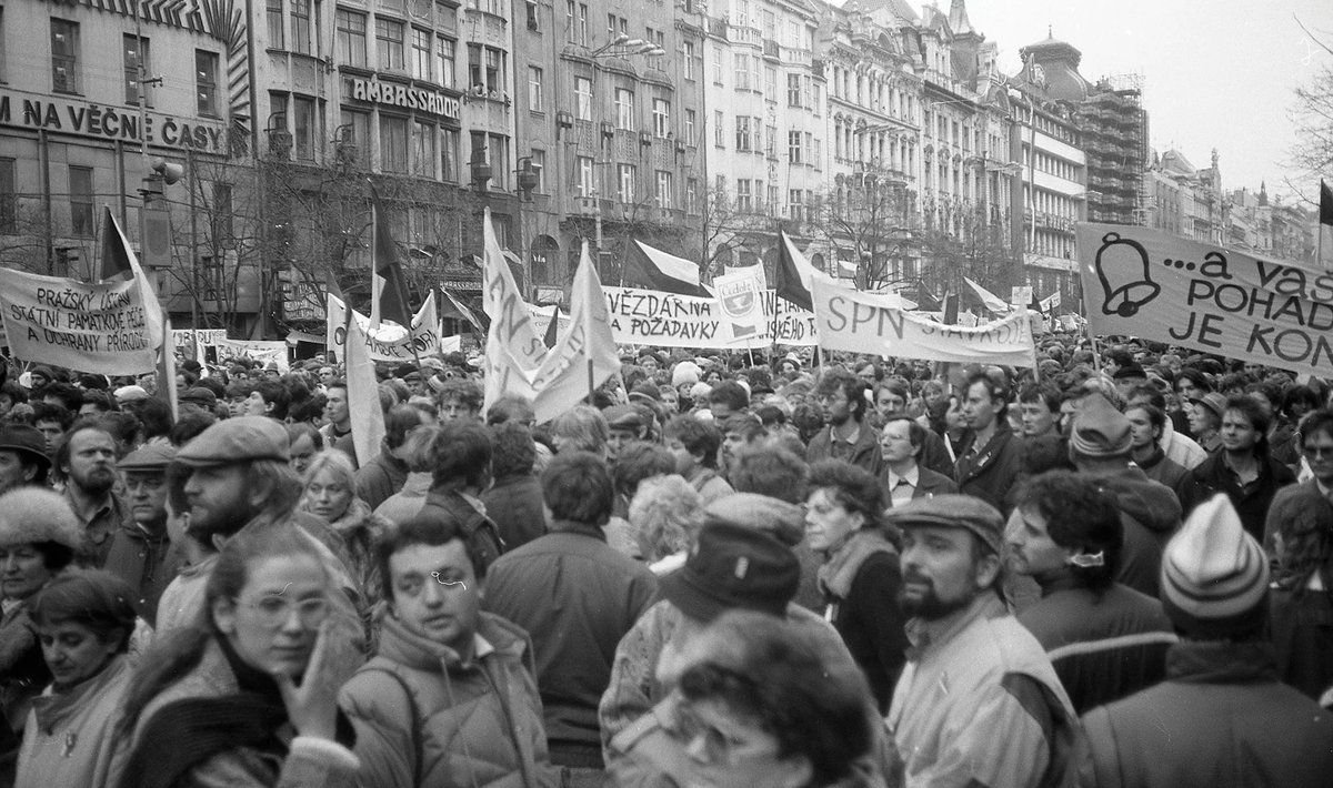 Революция в западных странах. Революция в Чехословакии 1989. Бархатные революции 1989-1991. Бархатная революция 1989 г в Чехословакии. Революция в Болгарии 1989.